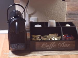 Příslušenství pro přípravu čaje a kávy v ubytování Sikelia House Cefalù