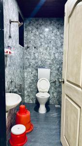 パンチガニにある7 Hill Staysのトイレと洗面台付きのバスルーム