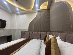 a bedroom with a bed in a room at Hotel Shree Guru Couple Friendly Main Bazar Paharganj New Delhi in New Delhi