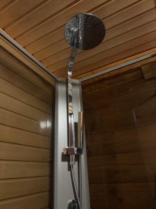 Koupelna v ubytování Cozy log cabin close to services, 6 people + 8 fotografií