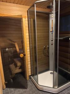 Koupelna v ubytování Cozy log cabin close to services, 6 people