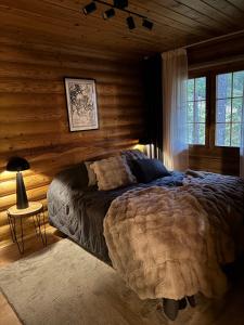 Postel nebo postele na pokoji v ubytování Cozy log cabin close to services, 6 people