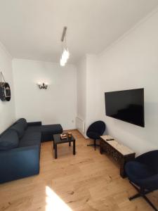 Μια τηλεόραση ή/και κέντρο ψυχαγωγίας στο Stylish apartment, top center with private Sauna