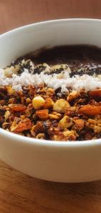 Un tazón de sopa sobre una mesa en Hill house guest, en Mirissa