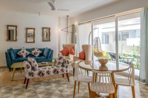 Χώρος καθιστικού στο Cosmos Oasis by Da Alohas, Luxury 2BHK at Candolim