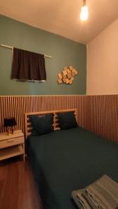 - une chambre avec un grand lit vert dans l'établissement Cozy Flat at Lisboa, à Lisbonne