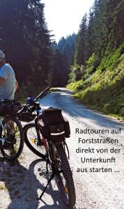 una bicicleta estacionada al lado de una carretera en Panorama Chalet mit Sauna Höllmaishof, en Bischofshofen