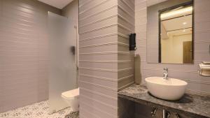 Koupelna v ubytování Magnus Vosiv Suites Kalyani Nagar + 8 fotografií