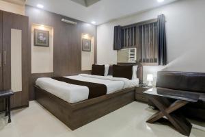 Postel nebo postele na pokoji v ubytování Collection O Bank More Dhanbad Formerly Hotel Sri Ganesh Ji