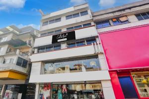 un edificio con un cartel para una tienda de muebles en Collection O Bank More Dhanbad Formerly Hotel Sri Ganesh Ji, en Dhanbād