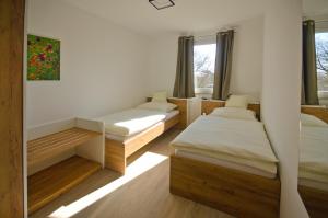 une chambre avec deux lits et une fenêtre dans l'établissement Ferienwohnung Zur Mühle beim Playmobil Fun Park Zirndorf, à Zirndorf