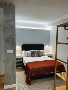 Un dormitorio con una cama y una escalera dentro. en Alameda Lofts Pontevedra, en Pontevedra