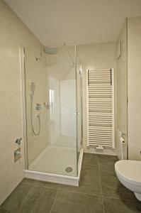 une salle de bains avec douche, toilettes et lavabo dans l'établissement Ferienwohnung Zur Mühle beim Playmobil Fun Park Zirndorf, à Zirndorf
