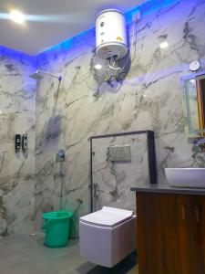 Koupelna v ubytování Hotel Savaya Luxury Stay Near AIIMS Rishikesh