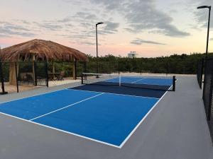 - un court de tennis avec un filet dans l'établissement Karana Suite One Bedroom - K3, à Long Bay Hills