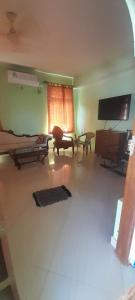 un ampio soggiorno con TV e divano di Richnest Apartment and villas Colva a Colva