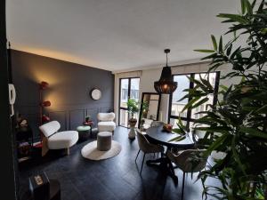 a living room with a table and chairs at Appartement historisch centrum Antwerpen in Antwerp