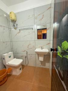 Koupelna v ubytování Sathya Two Bedroom Apartments with kitchen + 33 fotografií