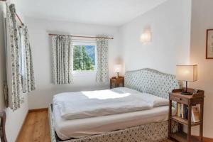 een slaapkamer met een bed en een raam bij Chesa Saura in Ponte