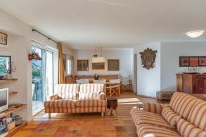 een woonkamer met 2 banken en een eetkamer bij Chesa Saura in Ponte