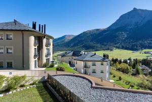 een uitzicht op een gebouw met bergen op de achtergrond bij Chesa Saura in Ponte