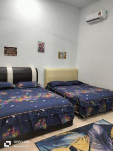 Zimmer mit 2 Betten in einem Zimmer in der Unterkunft D'tasek Homestay Gua Musang in Gua Musang