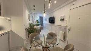 a dining room with a glass table and chairs at Viana apartaments in Bilbao
