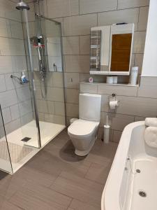 Ένα μπάνιο στο Bright, Stylish 1-Bed Bungalow with Private Garden +10 φωτογραφίες