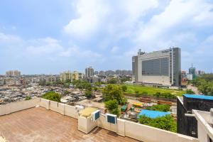 Una vista de una ciudad desde el tejado de un edificio. en Hotel Angel Pink The Premium Rooms, en Ghaziabad