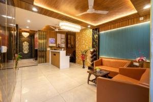 Un vestíbulo con muebles naranjas y una pared azul. en Hotel Angel Pink The Premium Rooms, en Ghaziabad