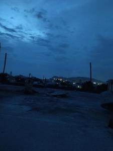 Aussicht auf einen Parkplatz in der Nacht in der Unterkunft Sri Kanakadhara Vididhillu in Vijayawāda