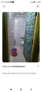 ein Badezimmer mit Toilette und Duschvorhang in der Unterkunft Sri Kanakadhara Vididhillu in Vijayawāda