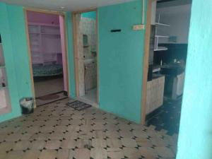 ein Bad mit blauen Wänden und Fliesenboden in der Unterkunft Sri Kanakadhara Vididhillu in Vijayawāda