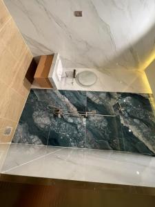 a bathroom with a marble ceiling with a sink at 麗琼酒店 in Ho Chi Minh City