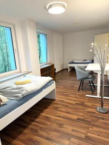 a bedroom with a bed and a desk in a room at Große möblierte Wohnung im Zentrum von Lage in Lage