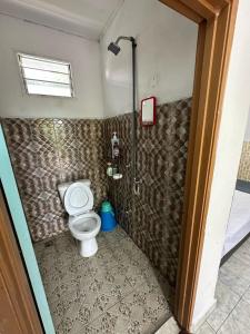 ein kleines Bad mit WC in einer Kabine in der Unterkunft Soyak Senja Roomstay in Langkawi Intl