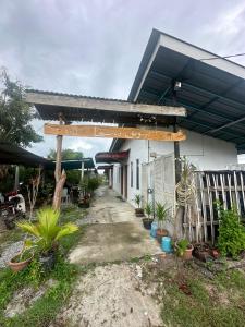 ein Haus mit einem Schild an der Seite in der Unterkunft Soyak Senja Roomstay in Langkawi Intl