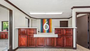 Una televisión o centro de entretenimiento en Motel 6 Hammond, LA – I 12 – I 55