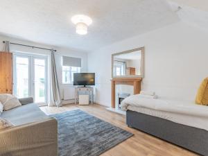 Μια τηλεόραση ή/και κέντρο ψυχαγωγίας στο Pass the Keys Cosy home Basildon Ideal for contractors