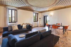 een woonkamer met een bank en een tafel bij Apartment CastellONE with Pool in Lazise