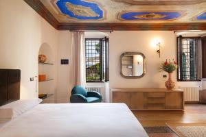 een hotelkamer met een bed en een spiegel bij Apartment CastellONE with Pool in Lazise +18 foto's