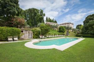 een zwembad in de tuin van een huis bij Apartment CastellONE with Pool in Lazise