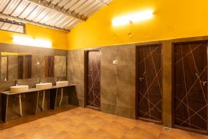 een badkamer met 2 wastafels en 2 wastafels bij Dandeli Heritage Resort in Dandeli