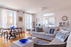 a living room with a couch and a table at Horyzont Apartamenty- Apartament Ratuszowy- stylowy apartament w samym sercu starówki in Kołobrzeg