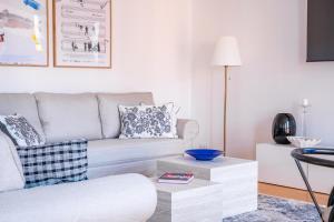 Гостиная зона в Horyzont Apartamenty- Apartament Ratuszowy- stylowy apartament dla 6 osób w samym sercu starówki +16 фотографий