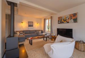 a living room with a couch and a fireplace at Villa individuelle Nernier proche lac in Nernier