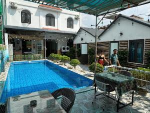 two people standing next to a swimming pool at Mountain Flower Bungalow & Homestay in Ninh Binh