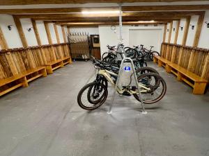 un grupo de bicicletas estacionadas en un garaje en Studio Top im des Alpes, en Flims