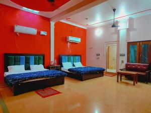 Posteľ alebo postele v izbe v ubytovaní Ram Shyam Palace