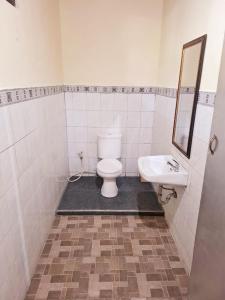 Un baño de Happy Inn 2 21 fotos más